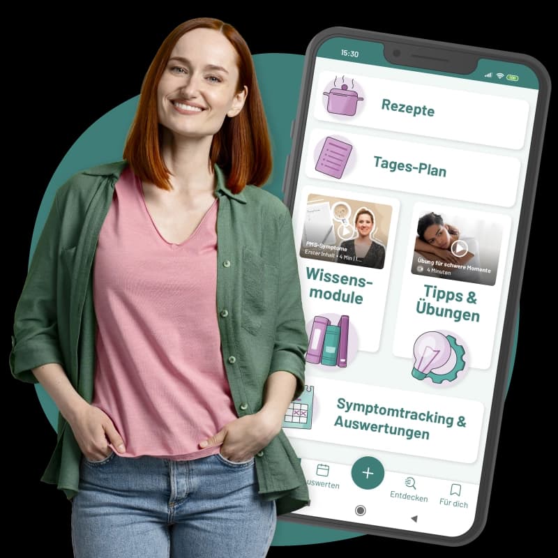 Eine Frau lächelt und hält ihr Smartphone mit der isi-App
